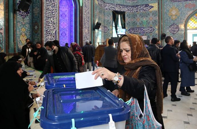 İran’da seçime katılım yüzde 42,57 oldu