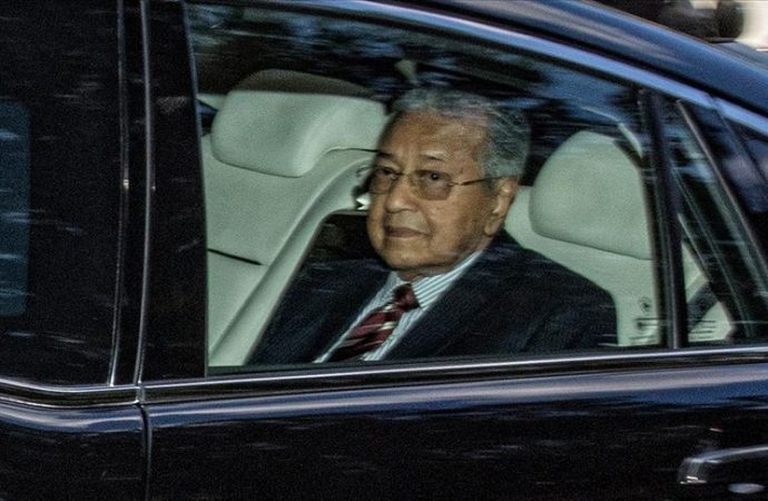 Malezya Kralı, Mahathir Muhammed’i ‘geçici başbakan’ olarak görevlendirdi