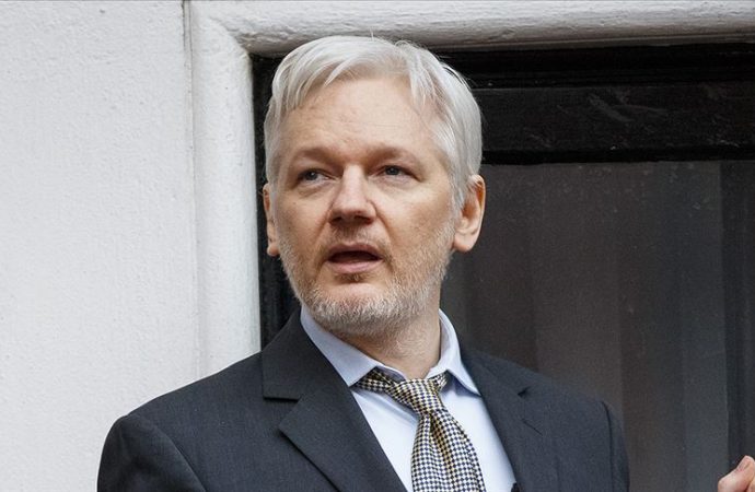 Assange ABD’ye iade davasında hakim karşısına çıktı