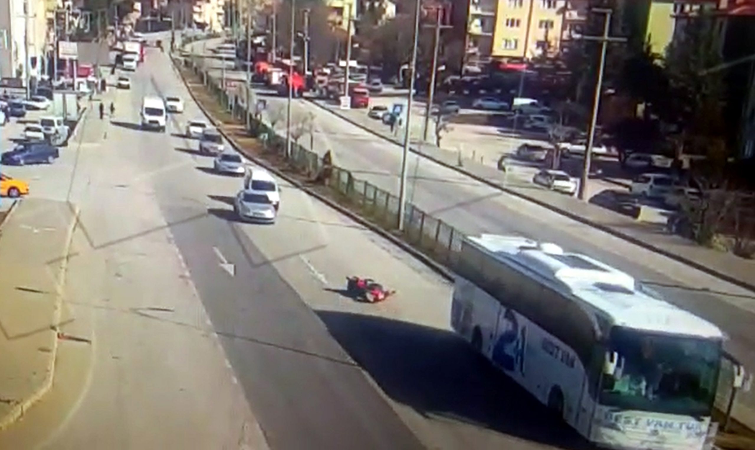 Yolcu otobüsü ile elektrikli bisikletin çarpıştığı ölümlü kaza kamerada