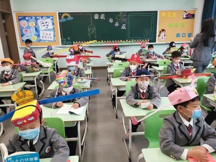 Çin’de ilkokul çocuklarının sosyal mesafe şapkaları harika