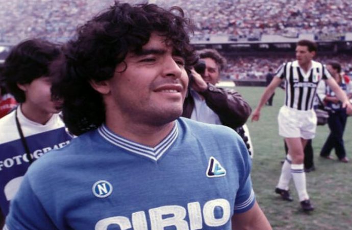Arjantinli efsane futbolcu Diego Armando Maradona 60 yaşında hayatını kaybetti