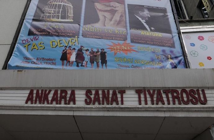 Türkiye tiyatro tarihinden bir büyük dal koptu; AST Ihlamur Sokak’tan çıktı