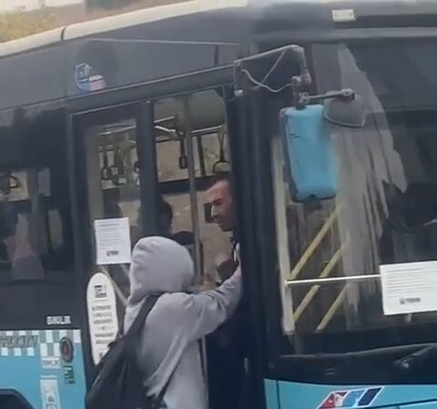 Ankara’da bir özel halk otobüsünde, sürücü ile bir öğrenci arasında yaşanan ‘indirim’ konulu tartışma güvenlik kamerası tarafından kaydedildi.