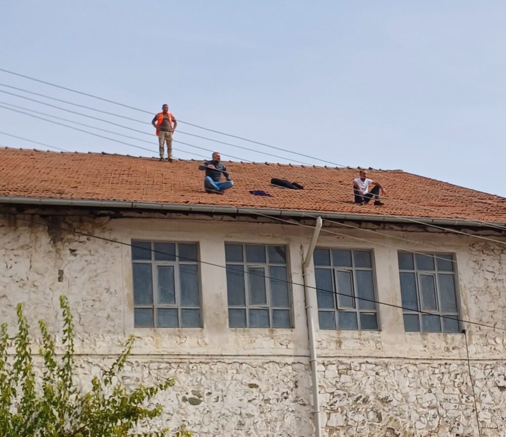 Maden işçileri, işten çıkarılmalarının ardından çatıda eylem başlattı.
