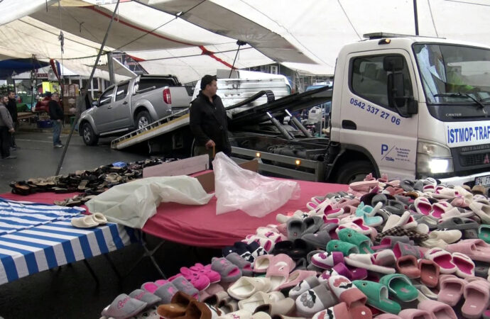 Avcılar ilçesinde pazar yerlerine bırakılan araçlara yönelik çekici operasyonu düzenlendi.
