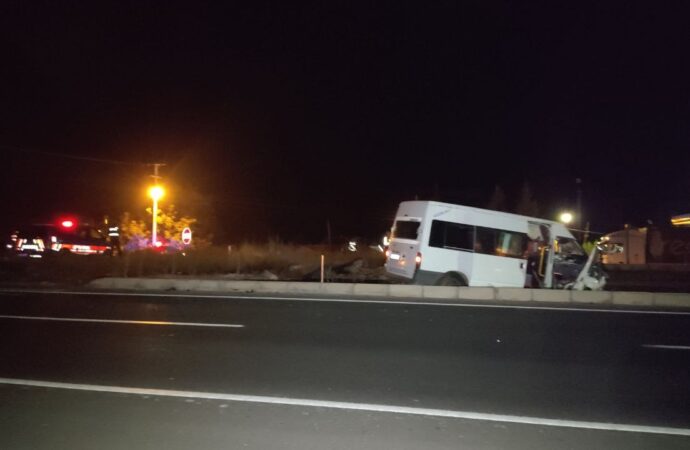 Nevşehir’de tarım işçilerinin taşındığı minibüs ile otomobil çarpıştı: 14 yaralı