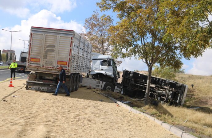 Nevşehir ilinde bir TIR, buğday yüklü kamyonete çarptı ve sonucunda 4 kişi yaralandı.