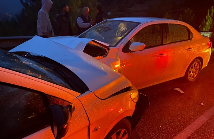 Adana’da iki otomobil kafa kafaya çarpıştı: 7 yaralı