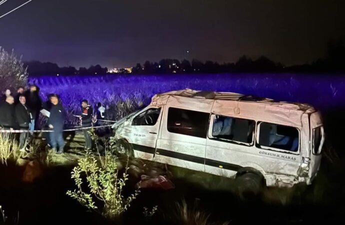 Kahramanmaraş’ta meydana gelen bir olayda, bir yolcu minibüsü şarampole yuvarlandı. Maalesef, bu korkunç kazada 1 kişi hayatını kaybederken, 10 kişi de yaralandı.