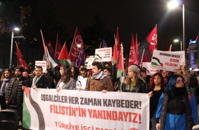 Türk İşçi Partisi (TİP) üyeleri, Ankara’da İsrail’e karşı düzenlenen bir protestoya katıldı.