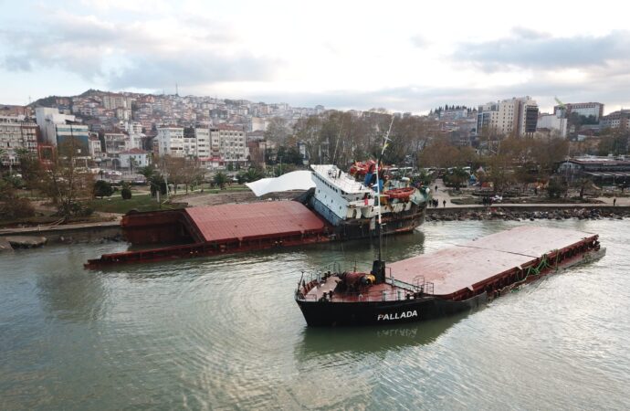 Fırtınada ikiye ayrılan bir gemi, havadan çekilen görüntülerle belgelendi.