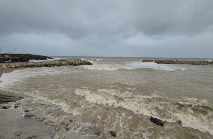 Akçakoca’da yaşanan fırtınada, dev dalgalar dalgakıranları aşarak etkisini gösterdi.