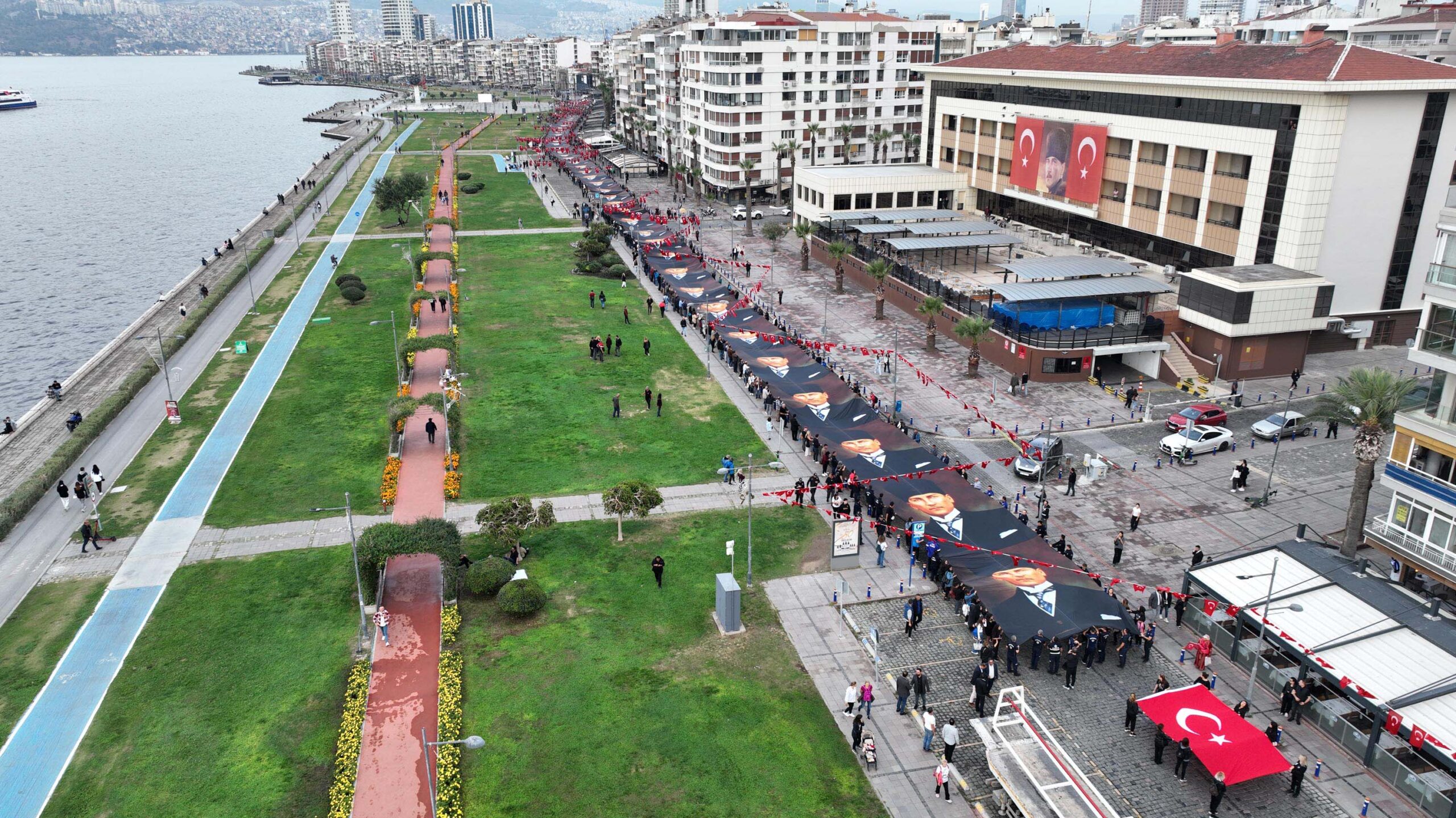 Atatürk, Cumhuriyet’in kurucusu olarak bilinen lider, İzmir’de düzenlenen bir törenle anıldı.