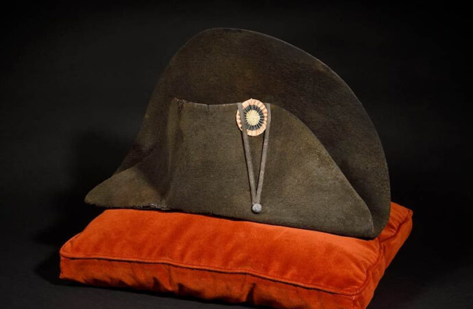 Napolyon Bonapart’ın şapkası, müzayedede tam 1.9 milyon euroya alıcı buldu.