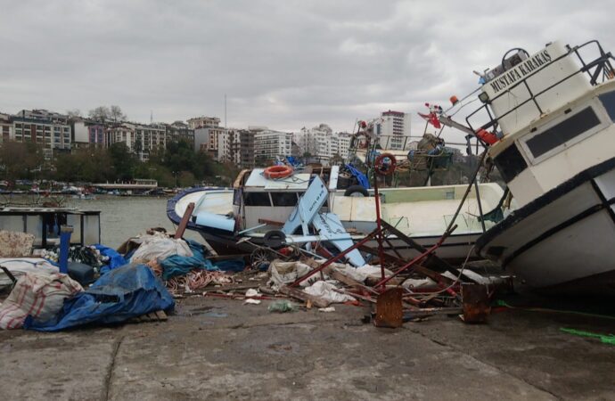 Düzce’de meydana gelen şiddetli fırtına sonucunda tekneler ve balıkçı kulübeleri büyük zarar gördü.