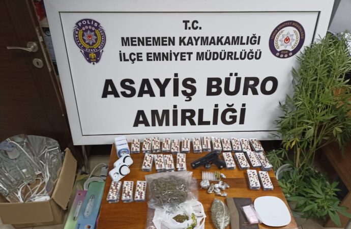 İzmir’de uyuşturucu imalathanesine dönüştürülen bir eve polis baskını düzenlendi.