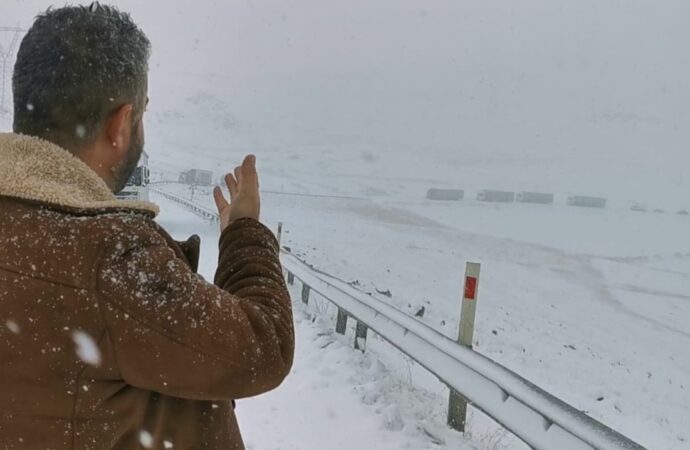 Kars’ta ulaşımı engelleyen 7 köy yolu tespit edildi. (2)