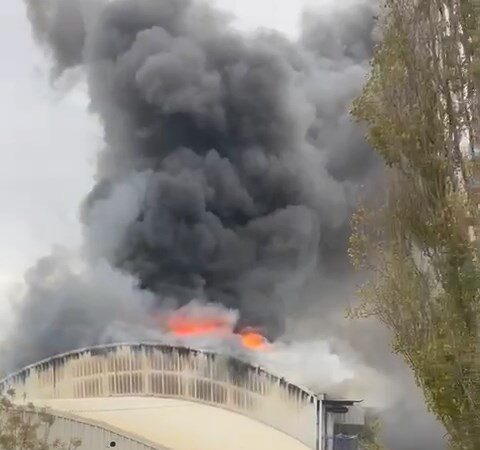 Arnavutköy ilçesinde meydana gelen bir olayda, bir fabrikada yangın çıktı.