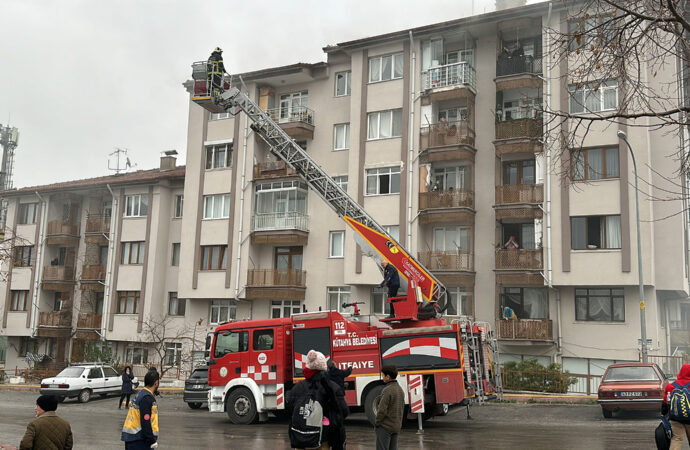 Yangın sırasında dumandan etkilenen kişiler, balkonlardan tahliye edildi.