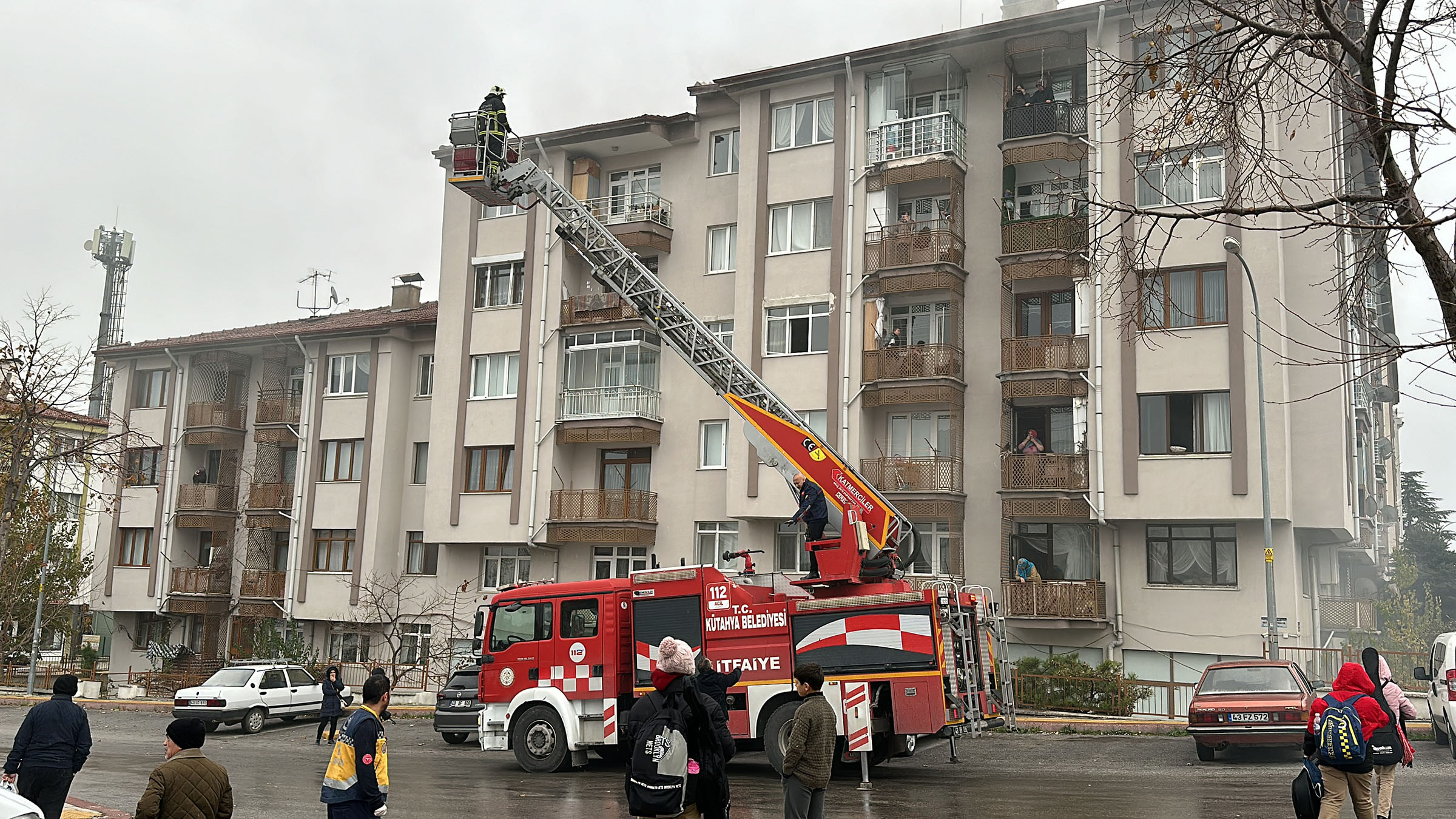 Yangın sırasında dumandan etkilenen kişiler, balkonlardan tahliye edildi.