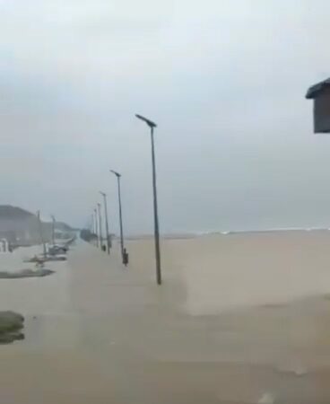 Bursa’da meydana gelen sağanak yağış ve fırtına sonucunda, deniz suyu caddede 50 metre içeri taştı.