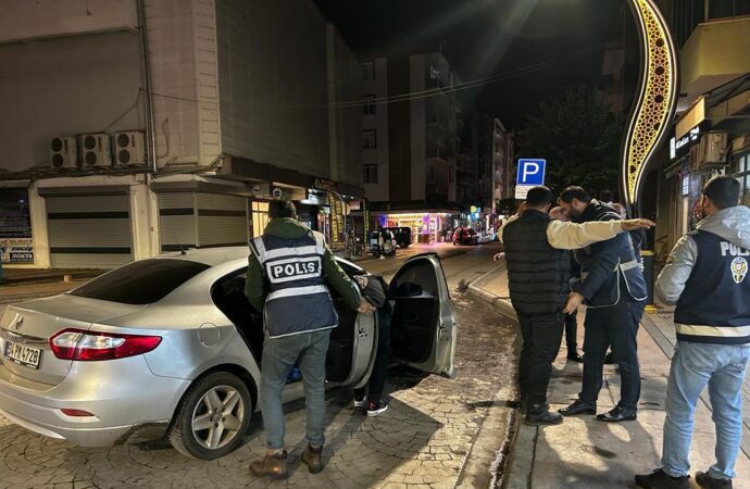 Samsun’da aranan 19 kişi, güvenlik güçleri tarafından yakalanarak gözaltına alındı.