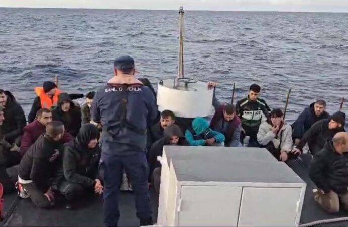 Yunanistan’ın sınırlarından geri ittiği 66 kaçak göçmen kurtarıldı.