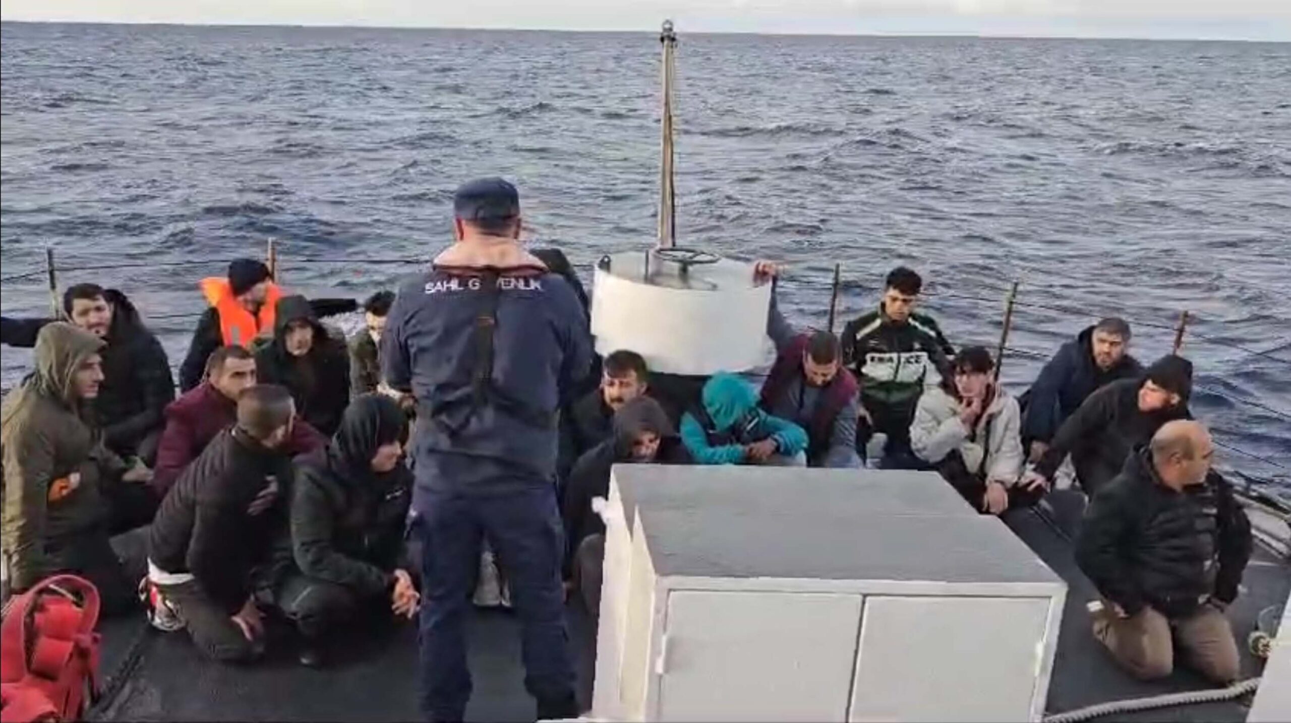 Yunanistan’ın sınırlarından geri ittiği 66 kaçak göçmen kurtarıldı.