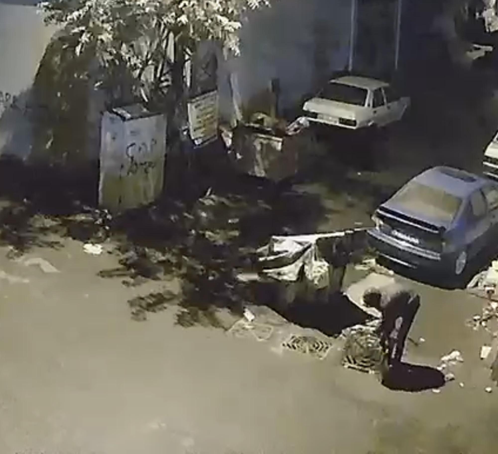 Bir hırsız, zıplayarak yerinden çıkardığı rögar kapağını çalarak olay yerinden kaçtı. Bu anlar güvenlik kamerasına yansıdı.