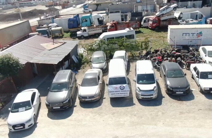 Polis ekipleri, çalıntı araçları ağır hasarlılarla değiştirerek satan bir şebekeyi çökertti. Operasyon sonucunda 22 kişi gözaltına alındı.