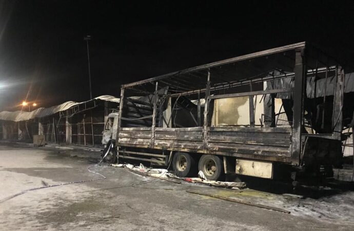 Yangın sonucunda 10 dükkan zarar gördü.