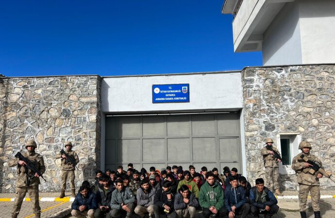 Bitlis’te Afganistan vatandaşı olan 50 kaçak göçmenin yakalandığı bildirildi.
