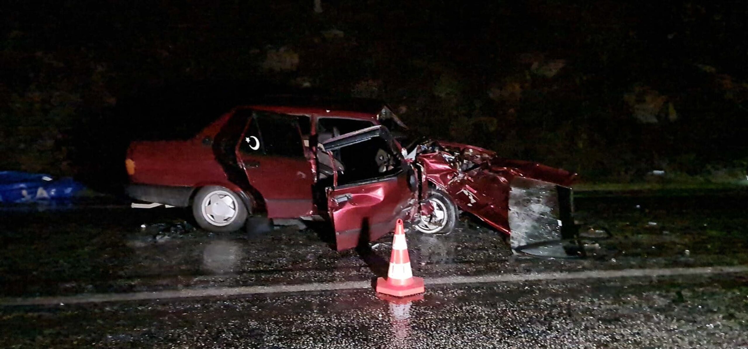 İzmir’de meydana gelen trafik kazasında, otomobiller çarpıştı ve maalesef bir belediye personeli hayatını kaybetti. Sürücü ise ağır yaralı olarak hastaneye kaldırıldı.