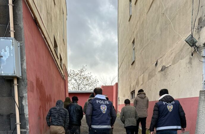 Kars’ta, 9 kaçak göçmenin yakalandığı bildirildi.