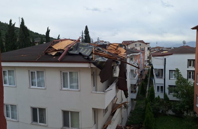4 katlı bir binanın çatısı, yan binanın üzerine uçarak hasara neden oldu.