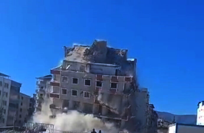 Gaziantep’te yıkım sırasında olan ağır hasarlı 7 katlı bina çöktü.