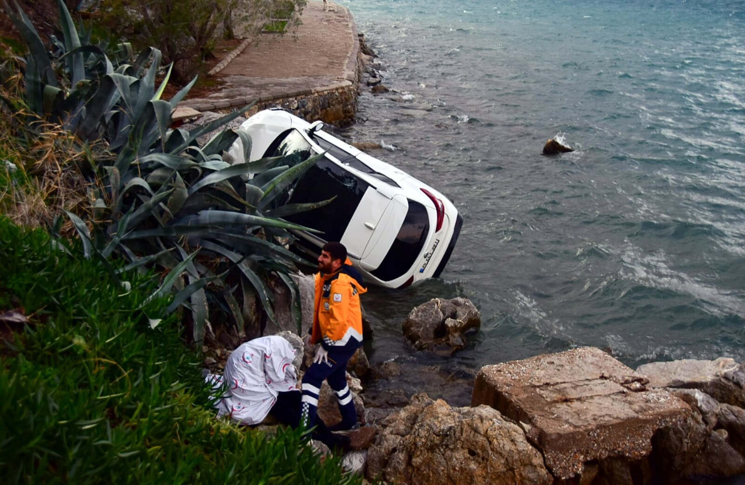 Bir otomobil, deniz kıyısındaki kayalıklara 17 metre yükseklikten düşerek yuvarlandı. Kazada bir kişi yaralandı.