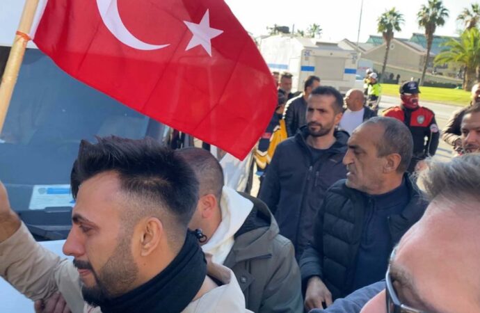 İzmir’de gerçekleşen İsrail protestosunda, bir kişi başına tabanca dayanarak teslim oldu. (2)