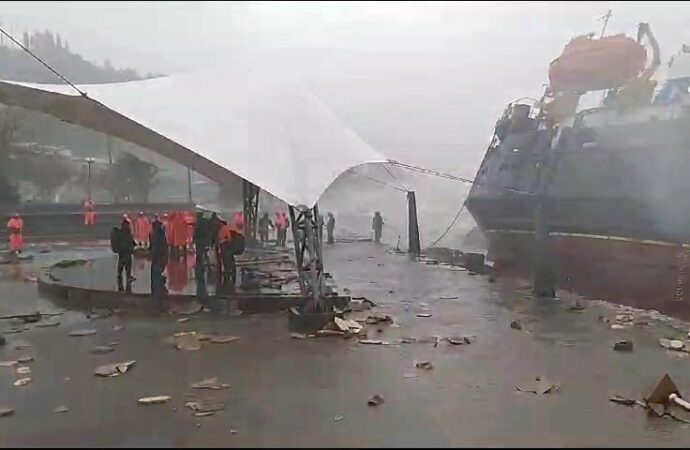 Zonguldak’ta meydana gelen sağanak yağış ve fırtına sonucunda ağaçlar devrildi ve bir gemi karaya oturdu.