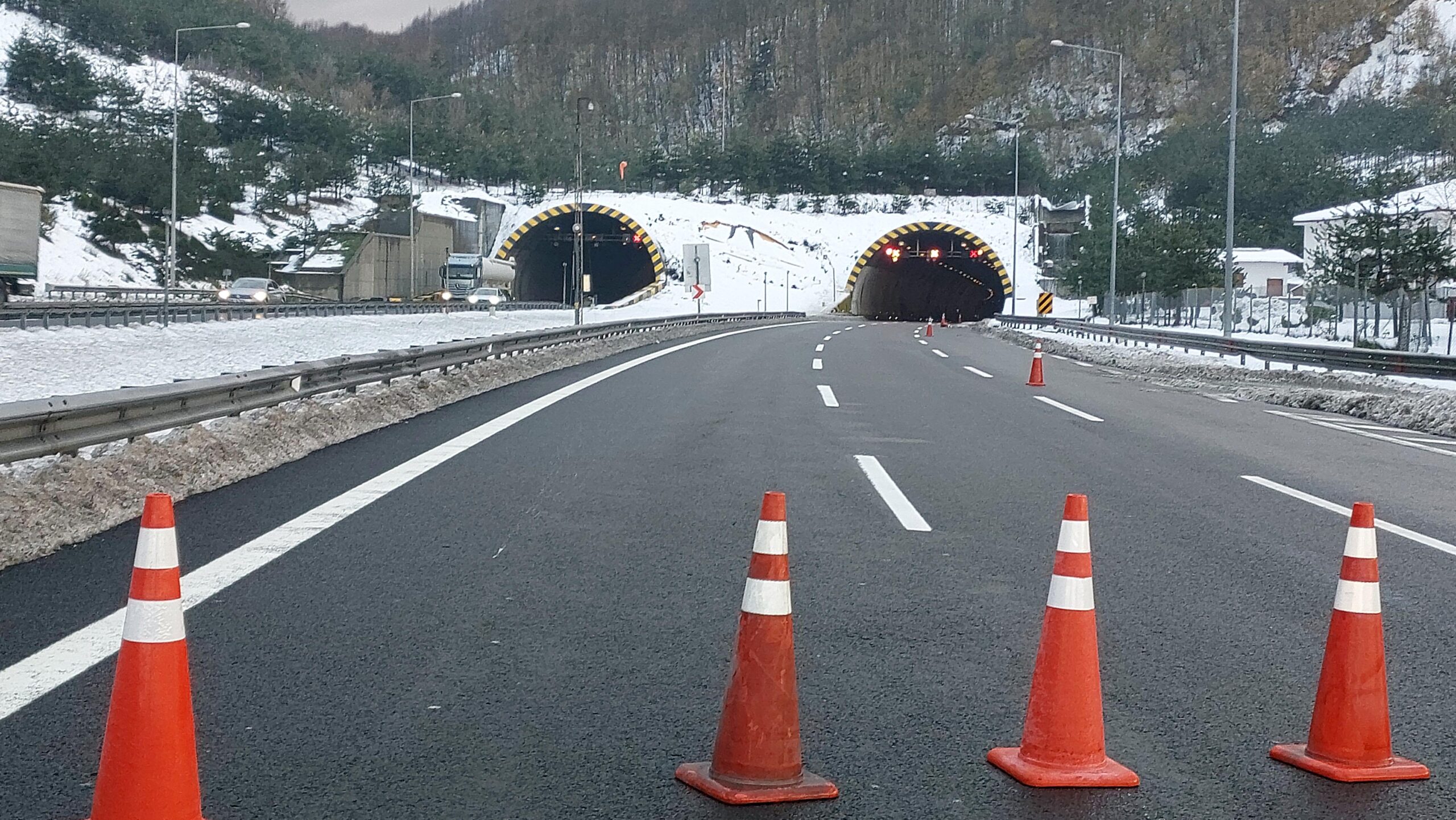 İstanbul istikametindeki Bolu Dağı Tüneli, ulaşıma kapatıldı.