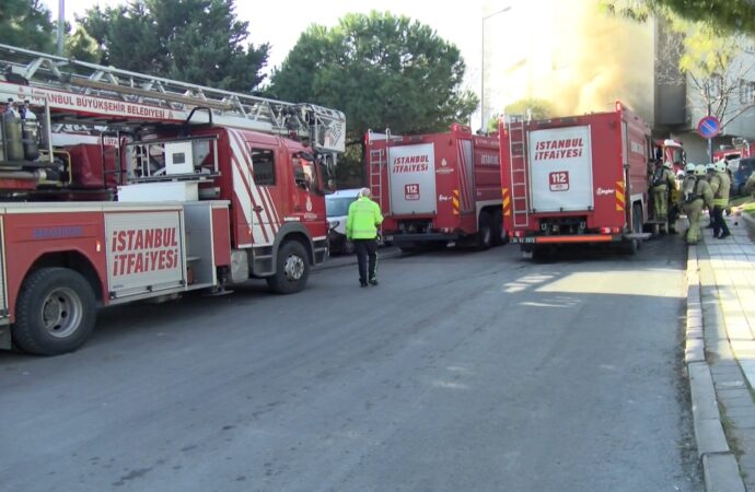 Bağcılar ilçesinde bulunan bir sünger deposunda yangın çıktı. Yangın, depoda bulunan malzemelerin tutuşması sonucu hızla yayıldı. Olay yerine itfaiye ekipleri sevk edildi ve yangına müdahale etmeye başladı. İtfaiye ekiplerinin yoğun çabaları sonucunda yangın kontrol altına alındı ve söndürüldü. Yangının çıkış nedeni henüz belirlenemezken, olayda herhangi bir can kaybı veya yaralanma yaşanmadığı bildirildi. Depoda büyük çapta maddi hasar meydana geldiği ifade edildi. Polis ekipleri, yangının çıkış nedenini araştırırken, soruşturma devam ediyor.