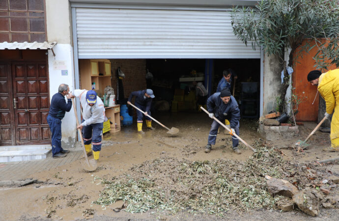 Mudanya ilçesinde meydana gelen şiddetli sel felaketi sonucunda dereler taşarak, araçlar sular altında kaldı.
