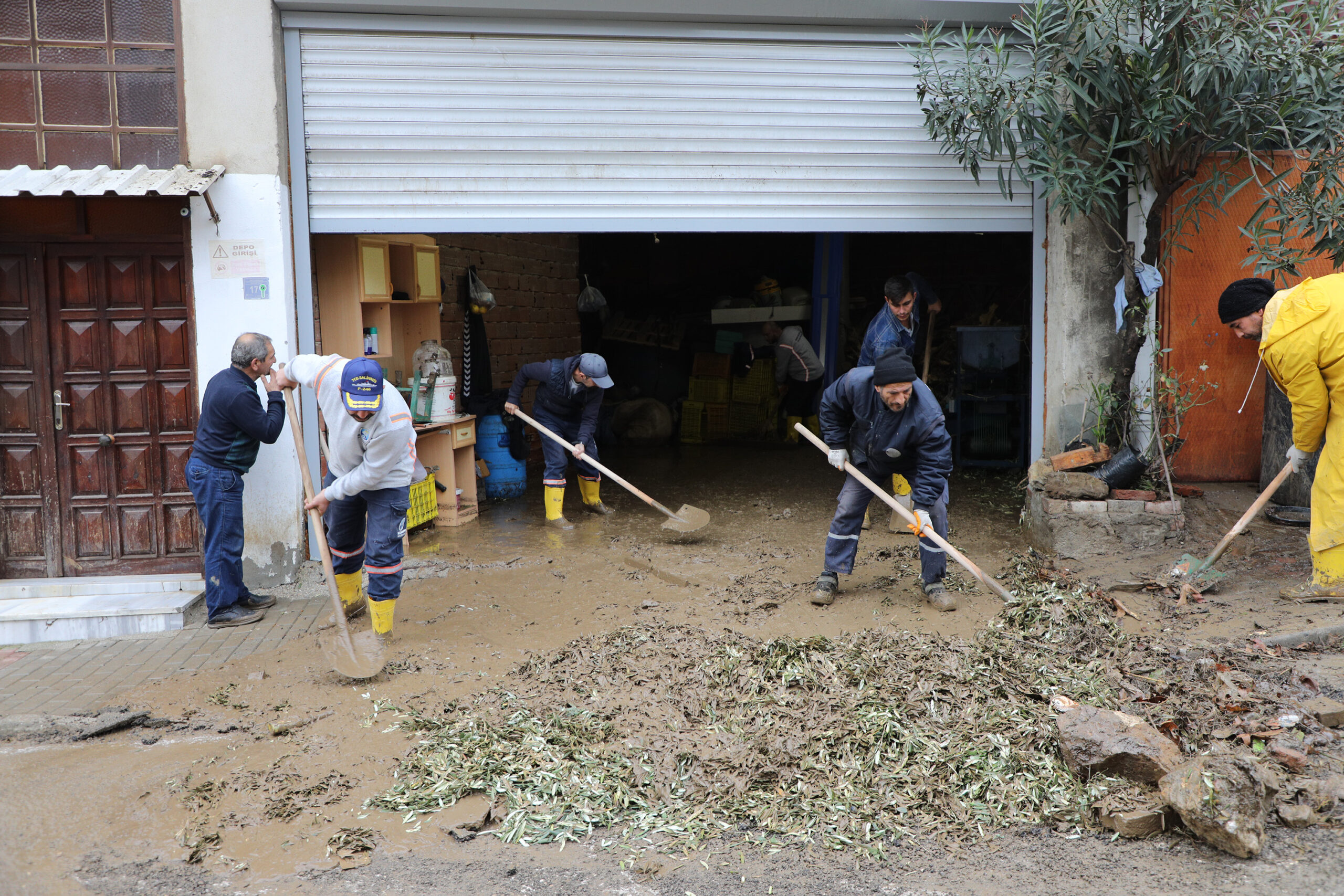 Mudanya ilçesinde meydana gelen şiddetli sel felaketi sonucunda dereler taşarak, araçlar sular altında kaldı.