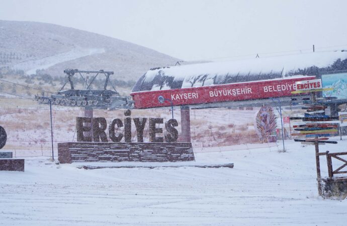 Erciyes Dağı’nda kar yağışı etkisini gösterdi.