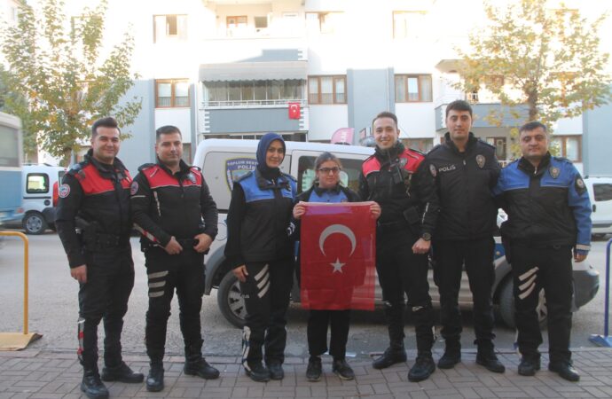 Gazeteci dilinde yeniden yazılmış hali:

Bugün Fatma Nur, bir günlüğüne polis oldu.