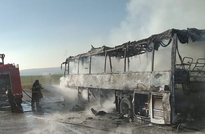 Seyir halindeyken alev alan bir yolcu otobüsü, tamamen yanarak kül oldu.