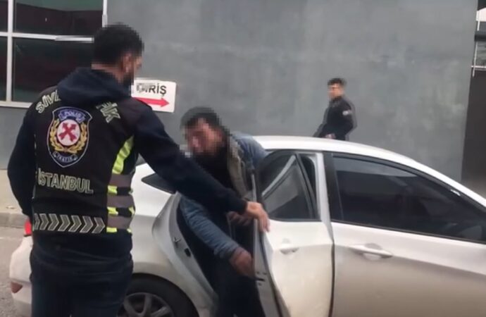 Kadıköy ilçesinde trafik magandası olarak tabir edilen sürücülere yönelik cezai işlemler uygulanmaktadır.