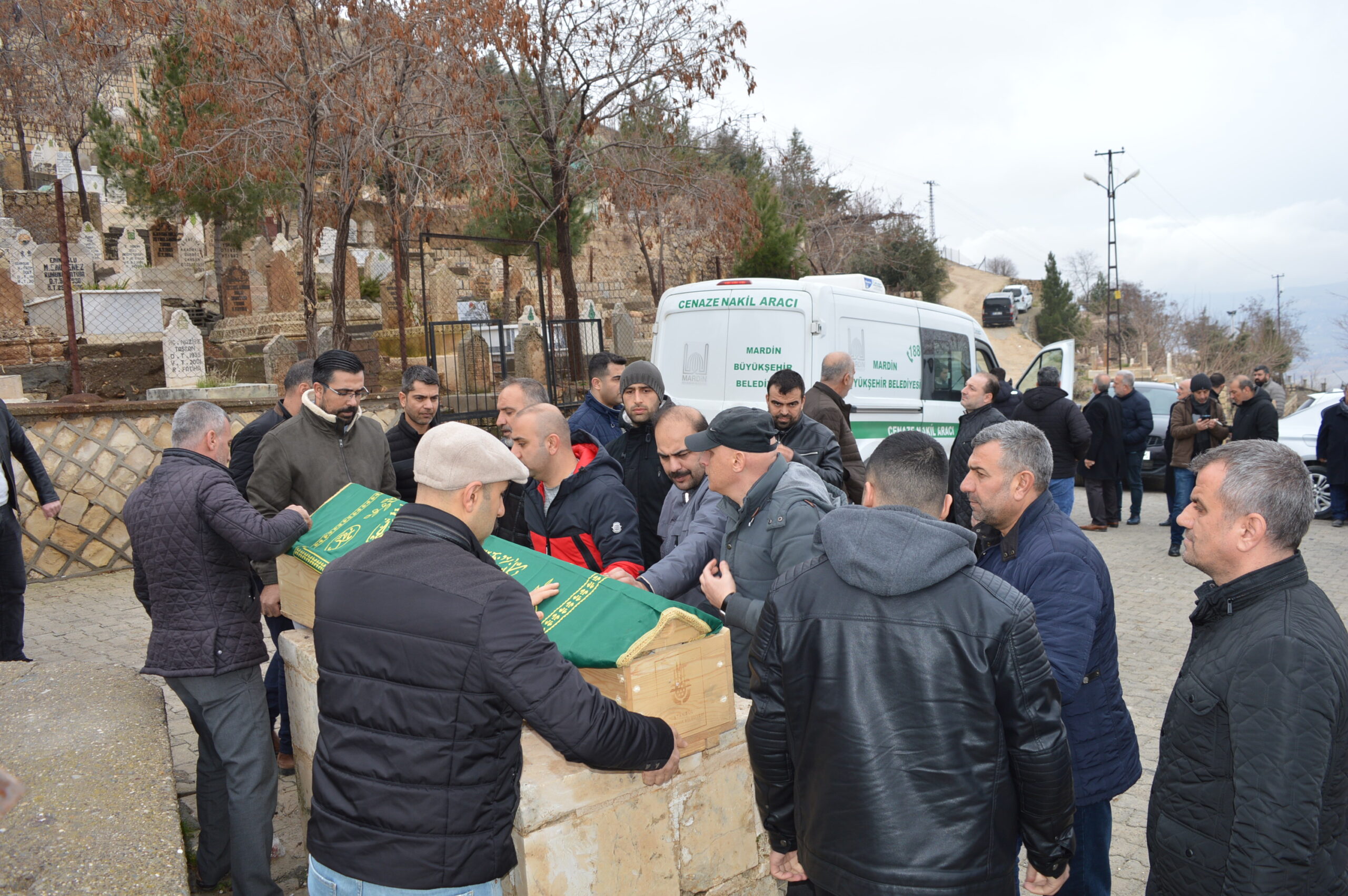 Mersin’deki otobüs kazasında hayatını kaybeden 9 kişiden 6’sı defnedildi.