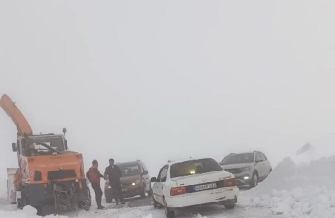 Muş ilinde meydana gelen kar ve tipi olayı sonucunda, karayolunda mahsur kalan 35 kişi, hızlı bir şekilde müdahale edilerek 3 saat içerisinde kurtarıldı.